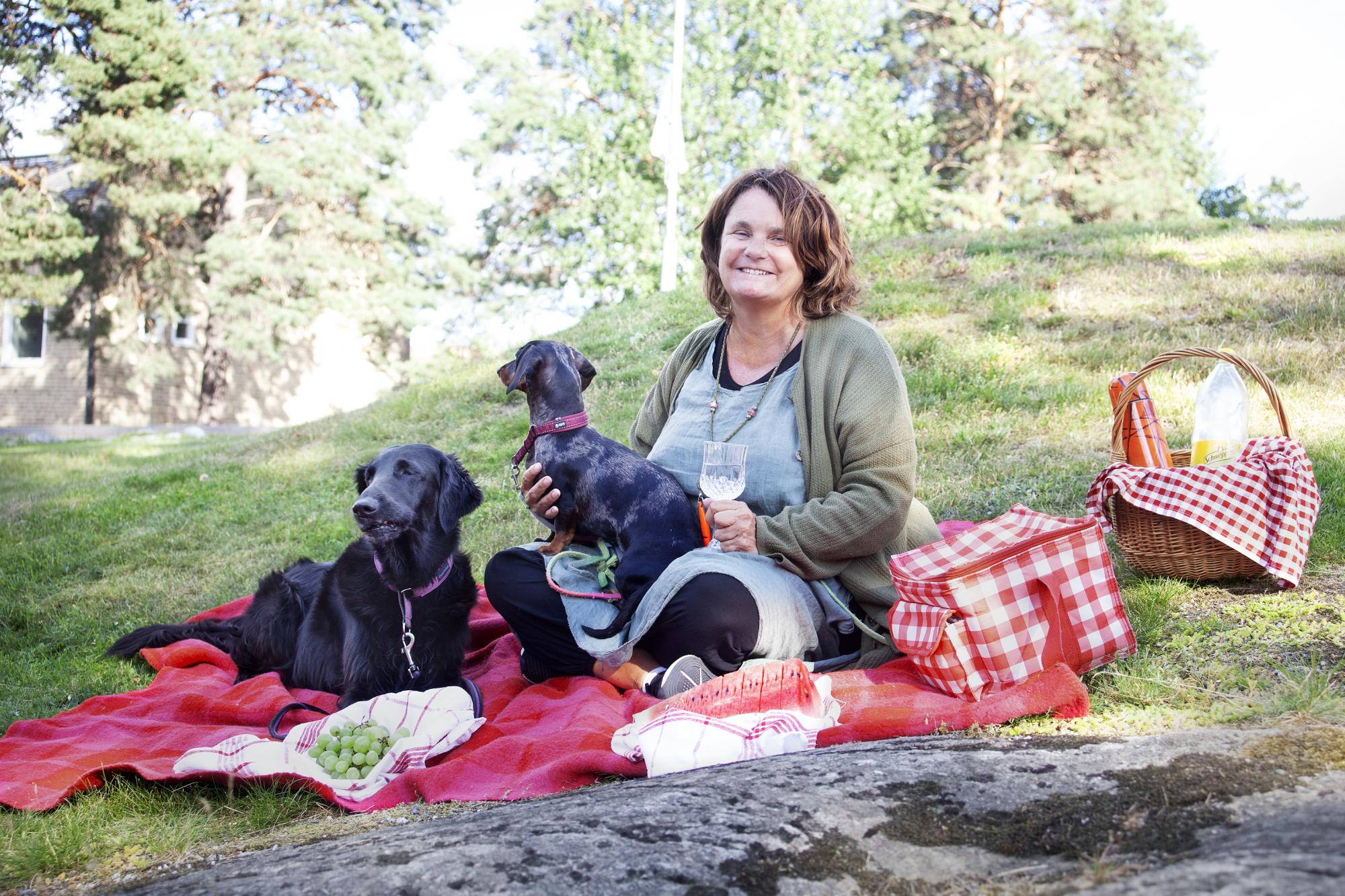<span>Cilla Danielsson är hundtränare och hundpsykolog. Hon titulerar sig även som pet behaviorist och tar gärna en picknick med sina hundar </span><span>Mira,</span><span> Släthårig Dvärgtax, & Nova,</span><span> Flat Coated Retriever.</span>
