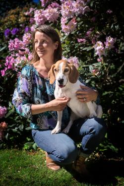 Kicki Fellstenius med sin Beagle Tage.