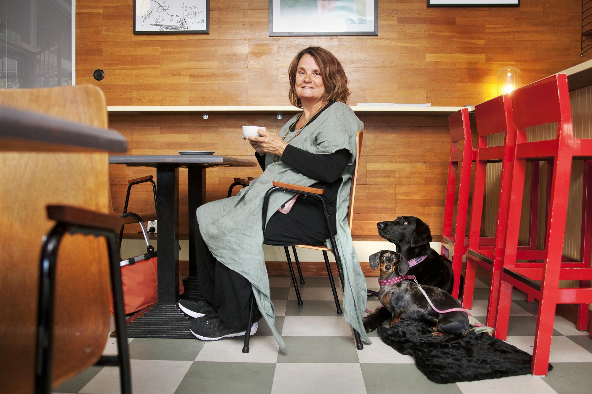 <span>Cilla Danielsson går ofta till cafét &Aring;rstabo och fikar med sina hundar. Cafét välkomnar hundar och på samma plats har Cilla även arrangerat soppluncher för hundar och deras ägare. </span><span>Cilla som är vegetarian tar gärna kaffe, en smoothie, bulle eller kaka när hon fikar.</span>
