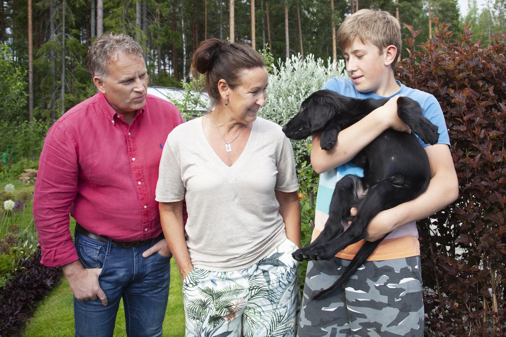<span>Jonas, Caroline och Jonathan Haeffner tillsammans med familjens nya medlem Ebbot, \