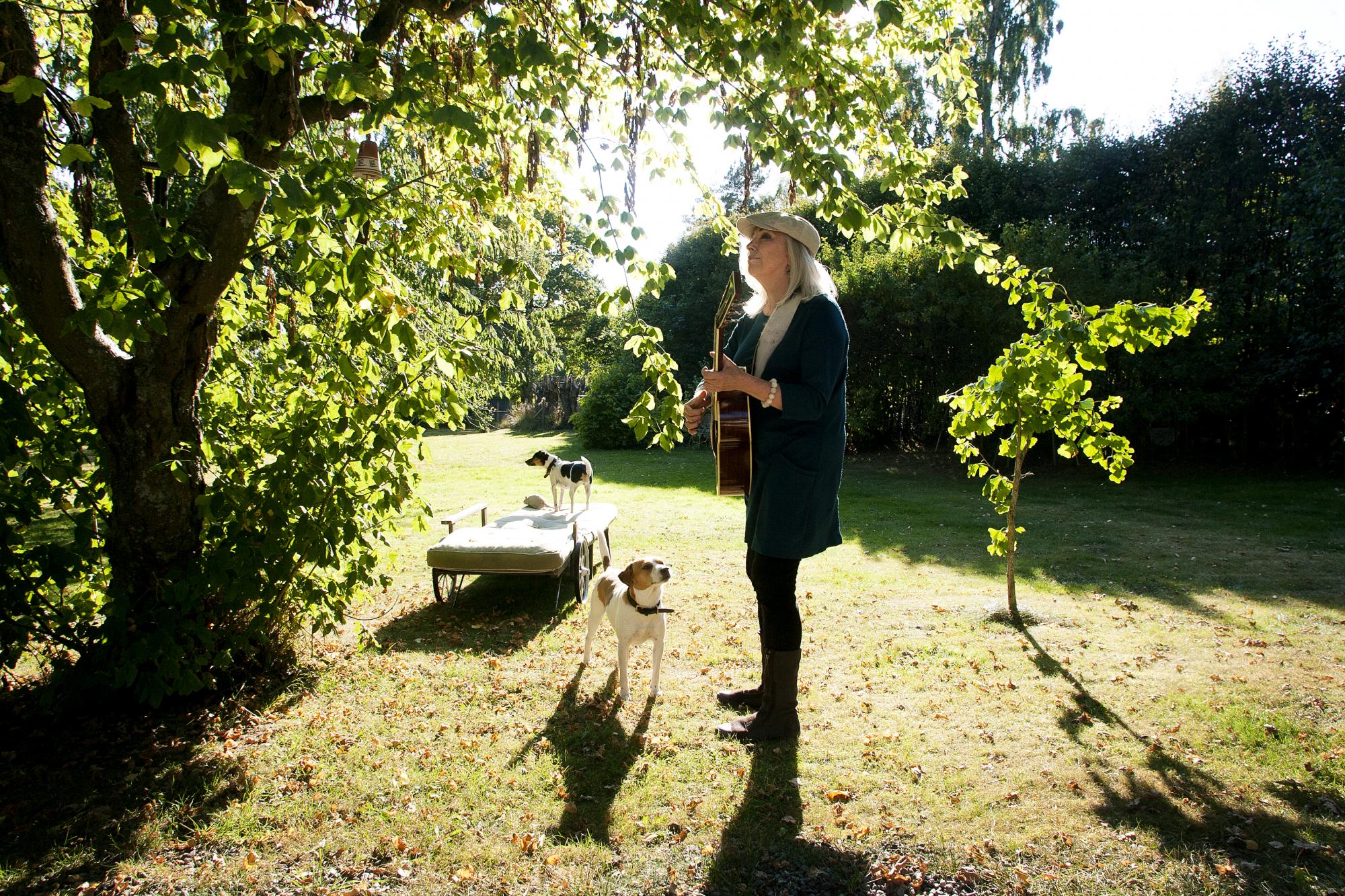 Marie Bergman i sin trädgård, Foto/©: Sara Flodin Jisfält