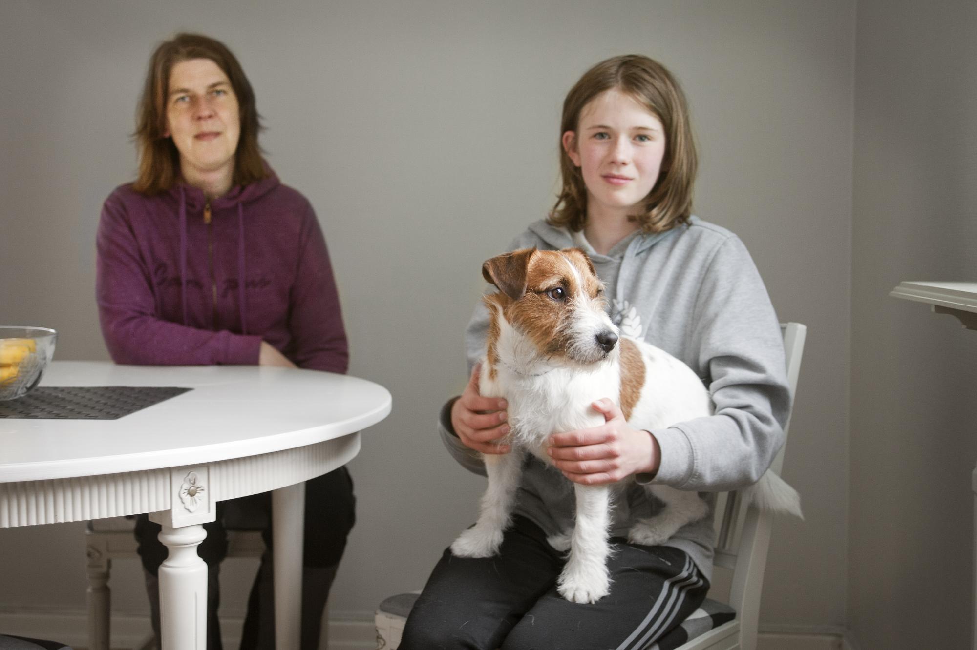 <span>Sofia Andersson, 13 år, tränar sök med sin Jack Rusell-hanne Cingo på Svenska Hundklubbens läger, men gillar agility mest. Mamma </span><span style=\